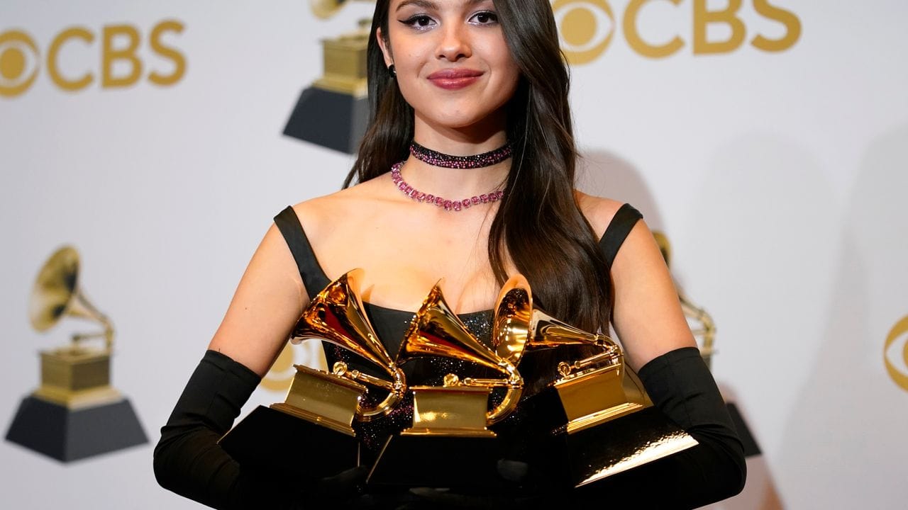 Newcomerin Olivia Rodrigo ging mit drei Grammys nach Hause. Newcomerin Olivia Rodrigo ging mit drei Grammys nach Hause.