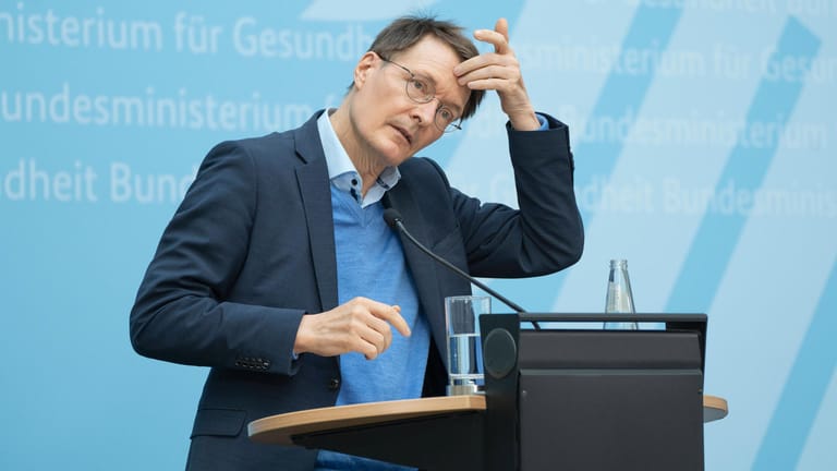 Karl Lauterbach bei einer Pressekonferenz im Gesundheitsministerium (Archivbild): Der Minister hat bei seinem Job keine Freizeit.
