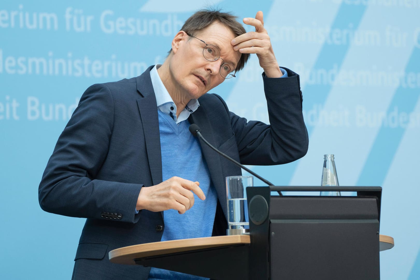 Karl Lauterbach bei einer Pressekonferenz im Gesundheitsministerium (Archivbild): Der Minister hat bei seinem Job keine Freizeit.