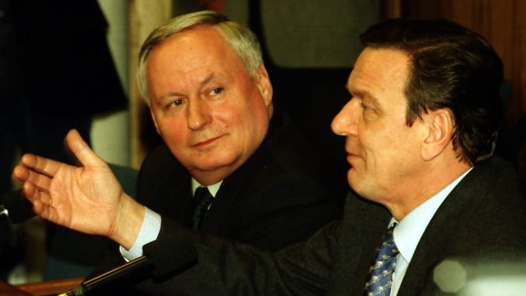 Oskar Lafontaine (l.) und Gerhard Schröder im November 1998: "Keiner ist immer wieder so furios an sich selbst gescheitert."