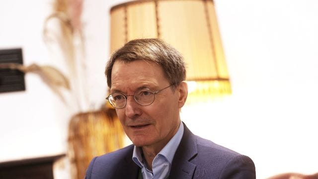 Karl Lauterbach (SPD), Bundesgesundheitsminister, sitzt in seinem Stammcafe in Köln.