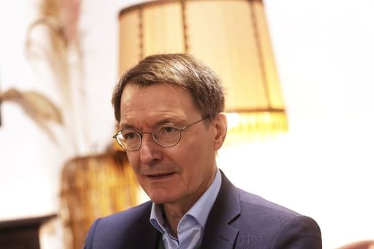 Karl Lauterbach (SPD), Bundesgesundheitsminister, sitzt in seinem Stammcafe in Köln.