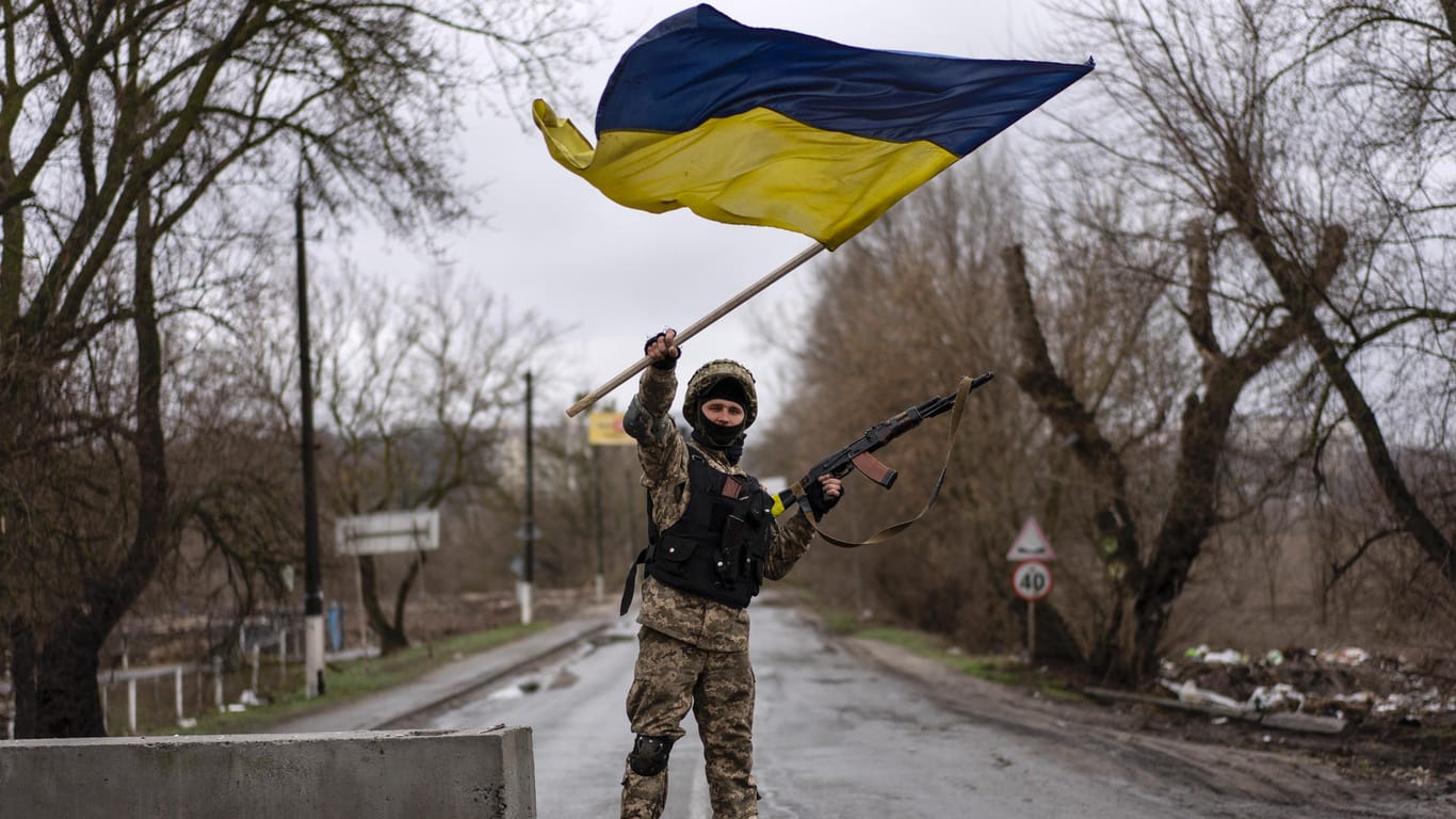 Das ist unser Land: Ein ukrainischer Soldat an einer Straßenblockade.