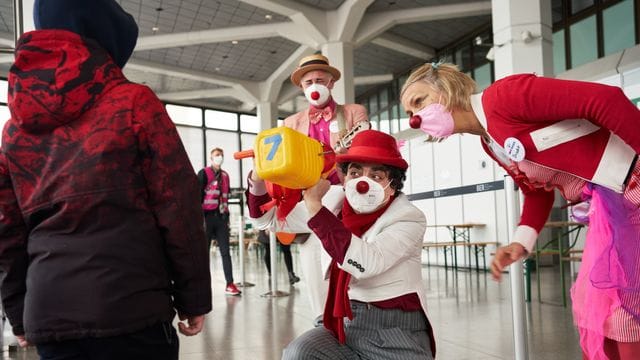 Rolando Villazon (2.v.r.) besucht gemeinsam mit den Clowns Brischitt und Bemoll des Vereins "Rote Nasen" das Ankunftszentrum: Mit Country-Musik und Slapstick unterhielten sie ukrainische Eltern und ihre Kinder. Rolando Villazon (2.v.r.) besucht gemeinsam mit den Clowns Brischitt und Bemoll des Vereins "Rote Nasen" das Ankunftszentrum: Mit Country-Musik und Slapstick unterhielten sie ukrainische Eltern und ihre Kinder.