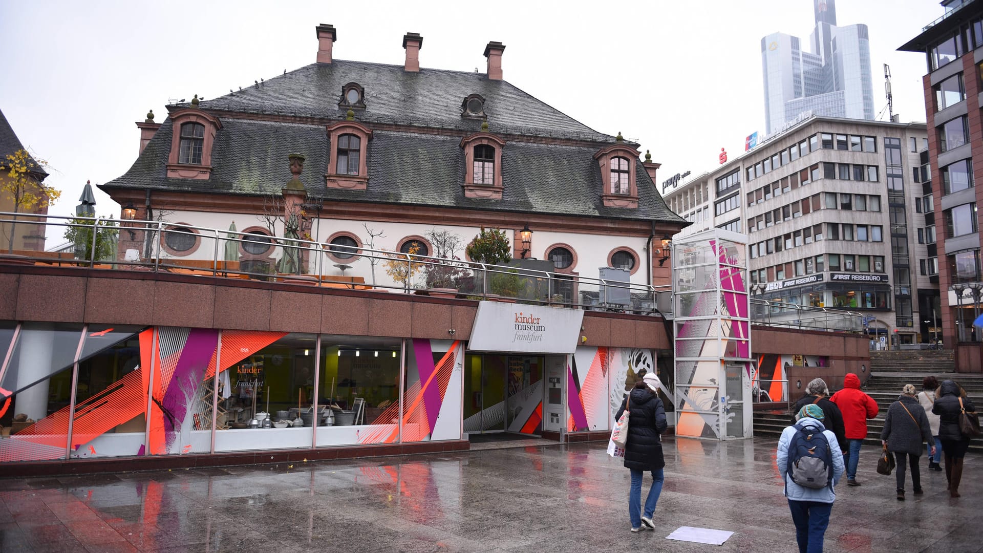 Blick auf das Kindermuseum und die Frankfurter Hauptwache (Archivbild): Das MOMEM ersetzt das Kindermuseum im sogenannten "Loch".