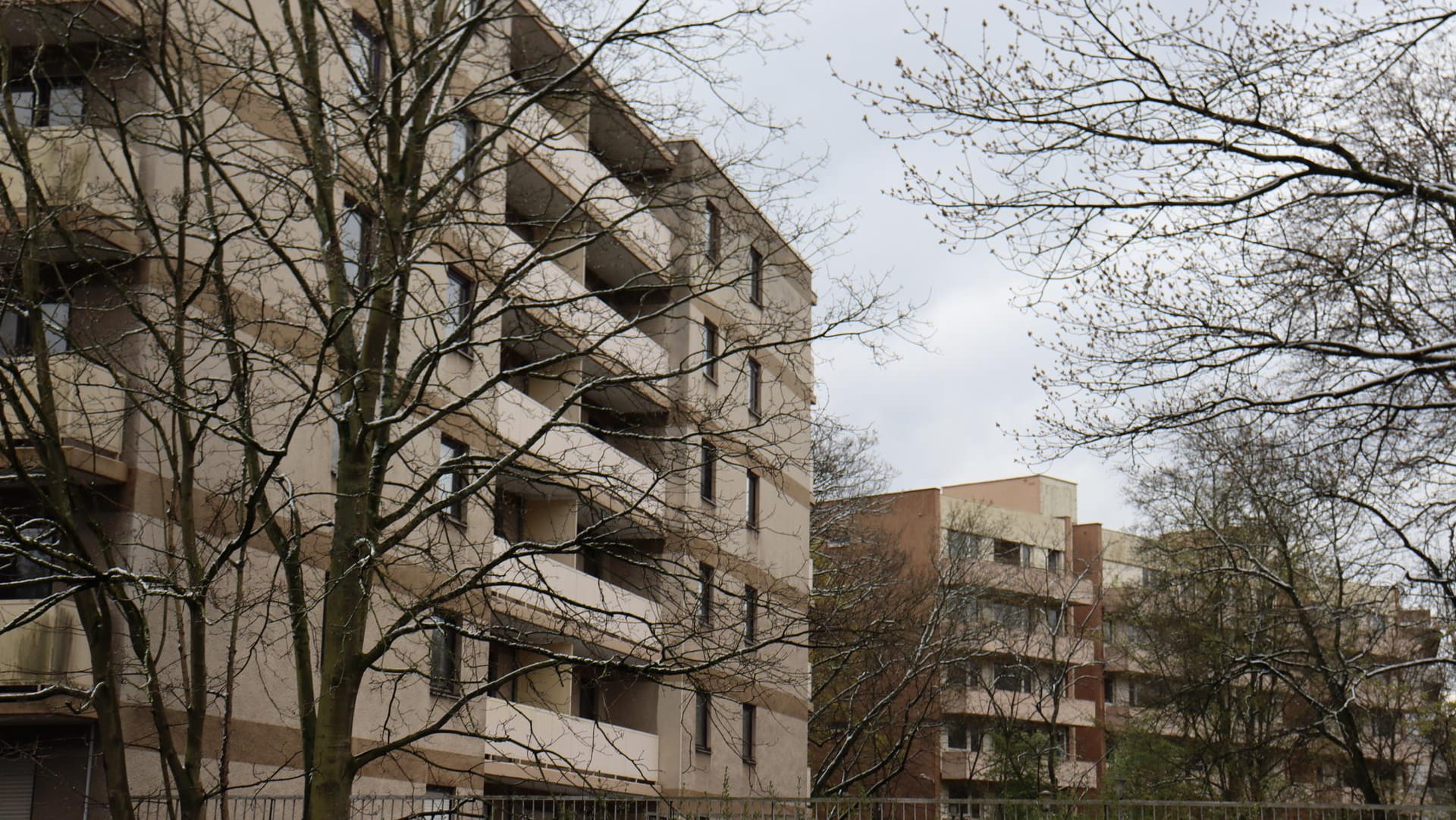 Die drei leer stehenden Häuser in Köln-Sülz. Der politische Druck wird stärker, das so nicht mehr hinzunehmen.