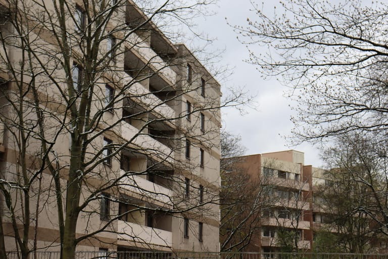 Die drei leer stehenden Häuser in Köln-Sülz. Der politische Druck wird stärker, das so nicht mehr hinzunehmen.