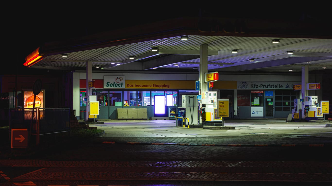 Eine Tankstelle in der Nacht (Archivbild): In Bochum kam es zu einem bewaffneten Raubüberfall.
