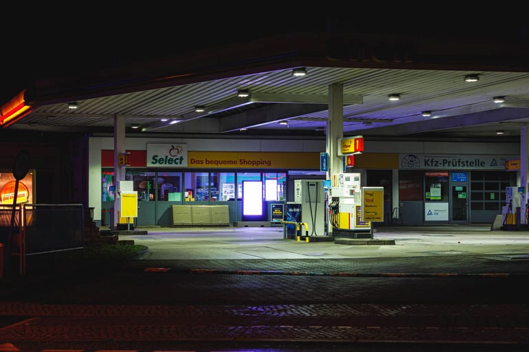 Eine Tankstelle in der Nacht (Archivbild): In Bochum kam es zu einem bewaffneten Raubüberfall.
