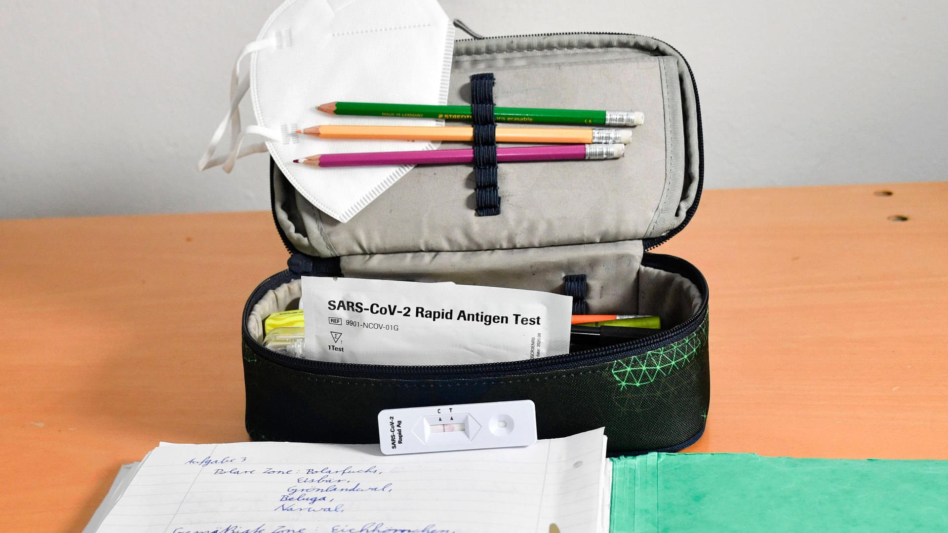 Ein Etui mit Mund-Nasen-Schutz und Corona-Test (Symbolbild): Schulen versorgen die Schüler mit ausreichend Tests für regelmäßige Anwendung. Ein Etui mit Mund-Nasen-Schutz und Corona-Test (Symbolbild): Schulen versorgen die Schüler mit ausreichend Tests für regelmäßige Anwendung.