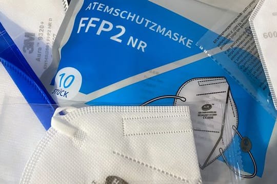 Ein Gericht entschied, dass ein Hartz-IV-Empfänger keinen Anspruch auf 20 FFP2-Masken pro Woche hat. Ein Gericht entschied, dass ein Hartz-IV-Empfänger keinen Anspruch auf 20 FFP2-Masken pro Woche hat.