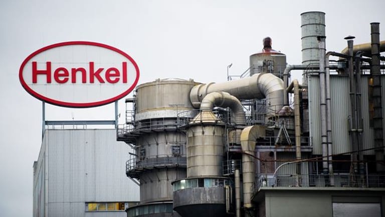 Blick auf eine Produktionsanlage des Henkel-Werksgeländes in Düsseldorf (Symbolbild): Der Konzern will weiterhin in Russland produzieren.
