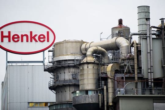 Blick auf eine Produktionsanlage des Henkel-Werksgeländes in Düsseldorf (Symbolbild): Der Konzern will weiterhin in Russland produzieren. Blick auf eine Produktionsanlage des Henkel-Werksgeländes in Düsseldorf (Symbolbild): Der Konzern will weiterhin in Russland produzieren.
