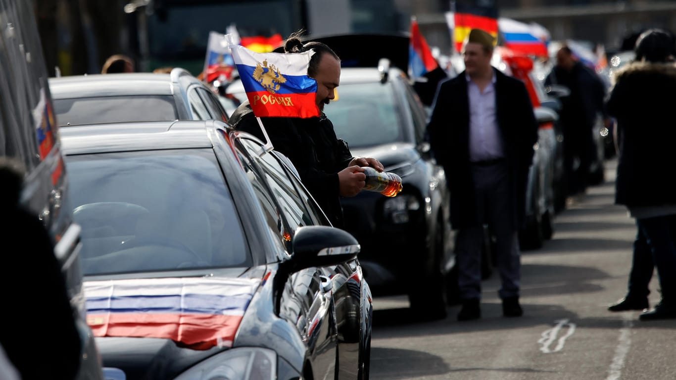 Flaggen mit den russischen Nationalfarben und dem russischen Staatswappen wehen bei einem prorussischen Autokorso in Berlin: Auch hier wurde das "Z"-Symbol verwendet.