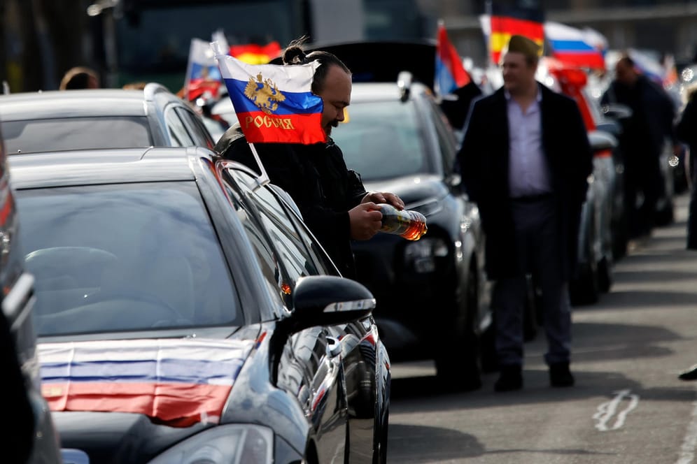Flaggen mit den russischen Nationalfarben und dem russischen Staatswappen wehen bei einem prorussischen Autokorso in Berlin: Auch hier wurde das "Z"-Symbol verwendet.