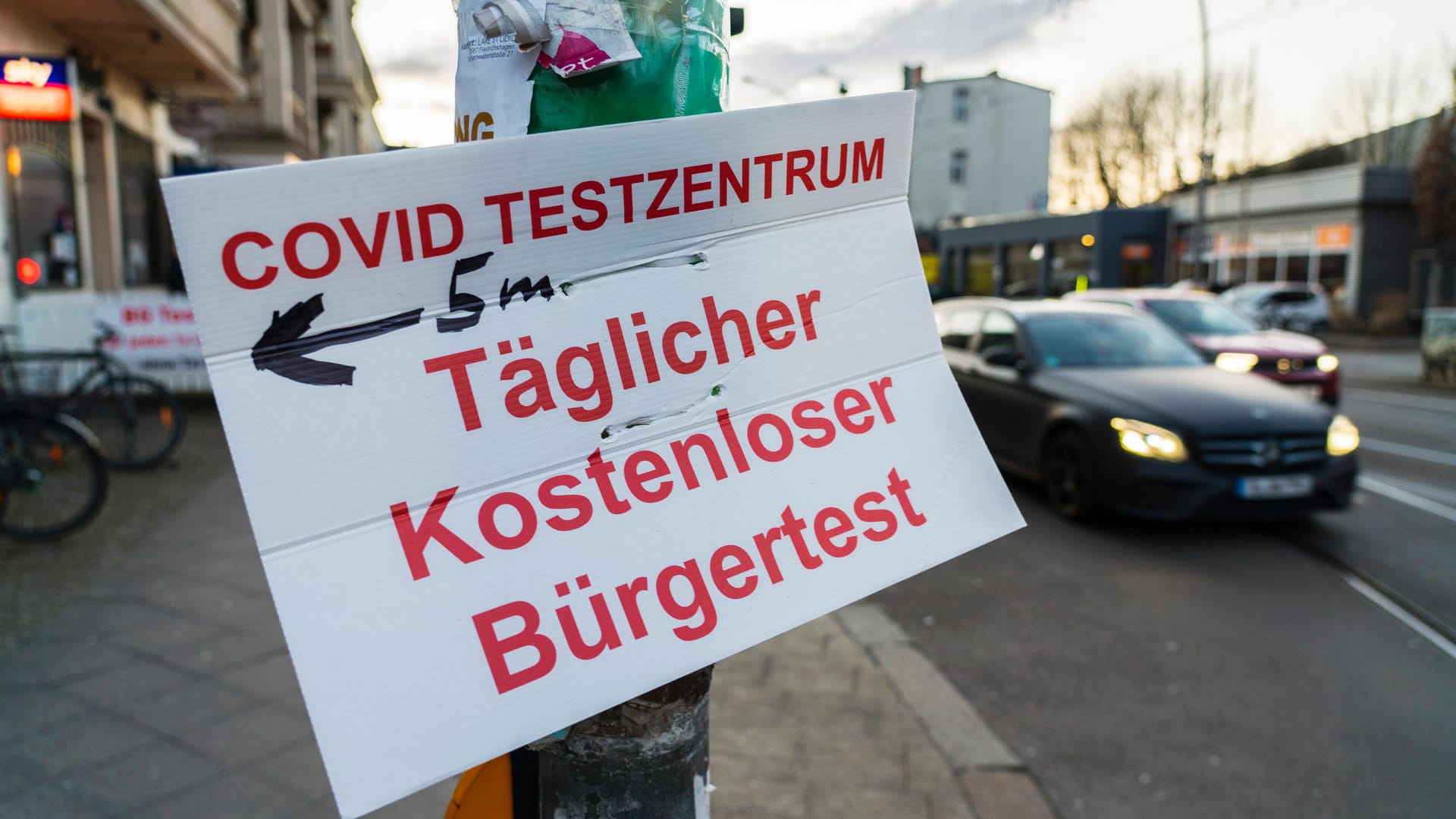 Ein Schild vor einem Testcenter in Berlin (Symbolbild): Manche Zentren stellten falsche Rechnungen aus, um Geld vom Staat zu betrügen. Ein Schild vor einem Testcenter in Berlin (Symbolbild): Manche Zentren stellten falsche Rechnungen aus, um Geld vom Staat zu betrügen.