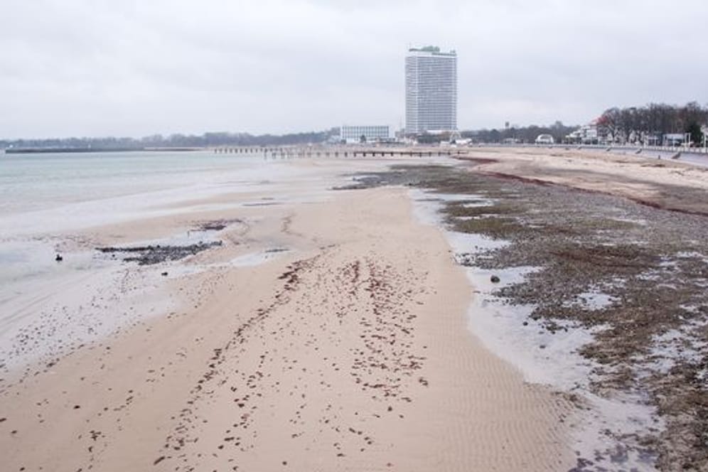 Sturm treibt Wasser von der Ostseeküste weg