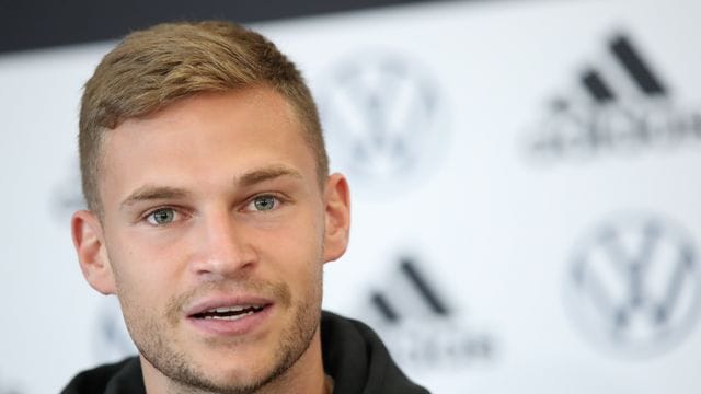 Der Fußball-Profi Joshua Kimmich freut sich über Nachwuchs.