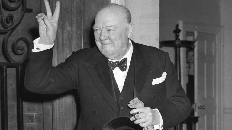 Winston Churchill vor Downing Street 10