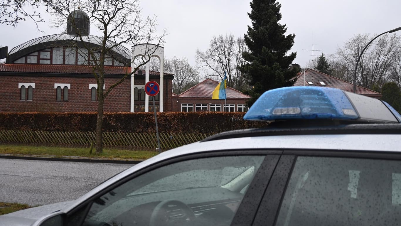 Ein Polizeiwagen steht am Montag vor dem Gotteshaus der ukrainisch-katholischen Gemeinde: Hier wurde am Wochenende ein betrunkener Angreifer in Gewahrsam genommen.