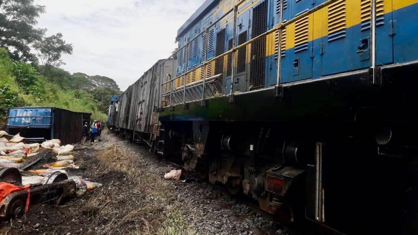 Ein entgleister Zug in Kongo: Immer wieder kommt es wegen des veralteten Schienennetzes zu Zugunfällen (Archivbild).