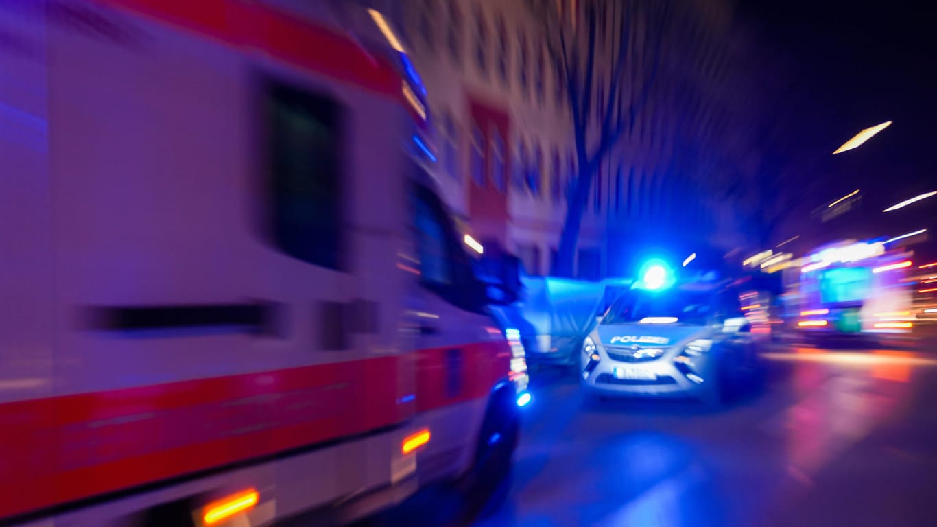 Rettungskräfte im Einsatz (Archivbild): In Essen ist ein 95-Jähriger nach einem Unfall mit seinem Rollstuhl verstorben.