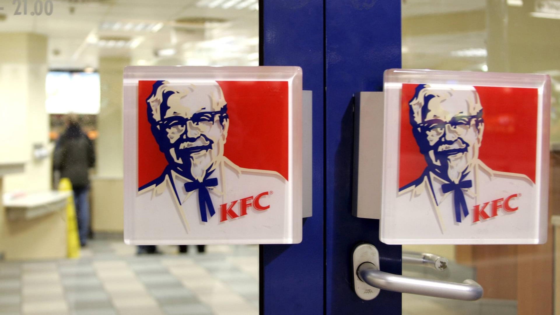 Eingang der KFC-Filiale in Frankfurt am Main (Symbolbild): Vier Männer schlugen auf das Opfer ein. Eingang der KFC-Filiale in Frankfurt am Main (Symbolbild): Vier Männer schlugen auf das Opfer ein.