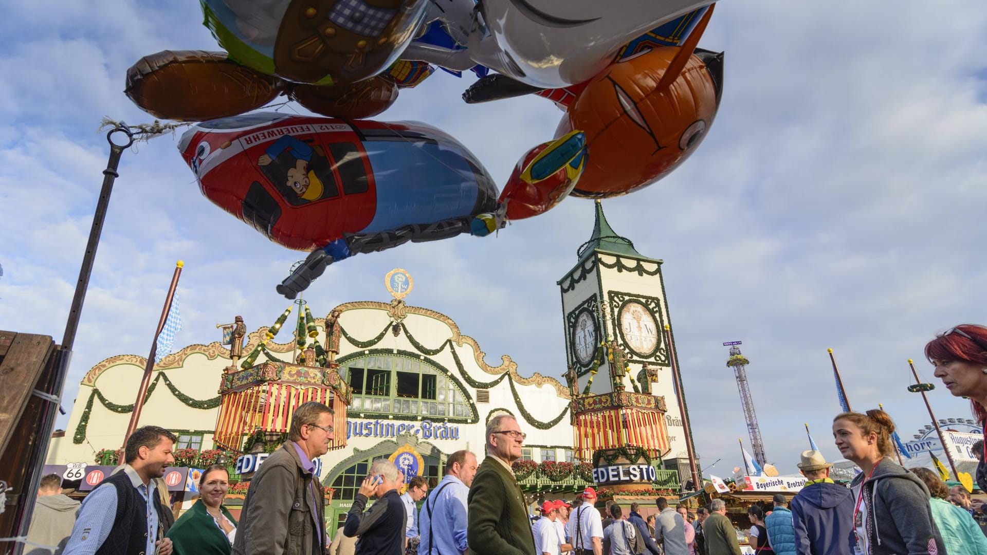 Augustiner-Festzelt auf dem Oktoberfest in München (Archivbild): Noch ist unsicher, ob das Oktoberfest 2022 stattfinden wird. Augustiner-Festzelt auf dem Oktoberfest in München (Archivbild): Noch ist unsicher, ob das Oktoberfest 2022 stattfinden wird.