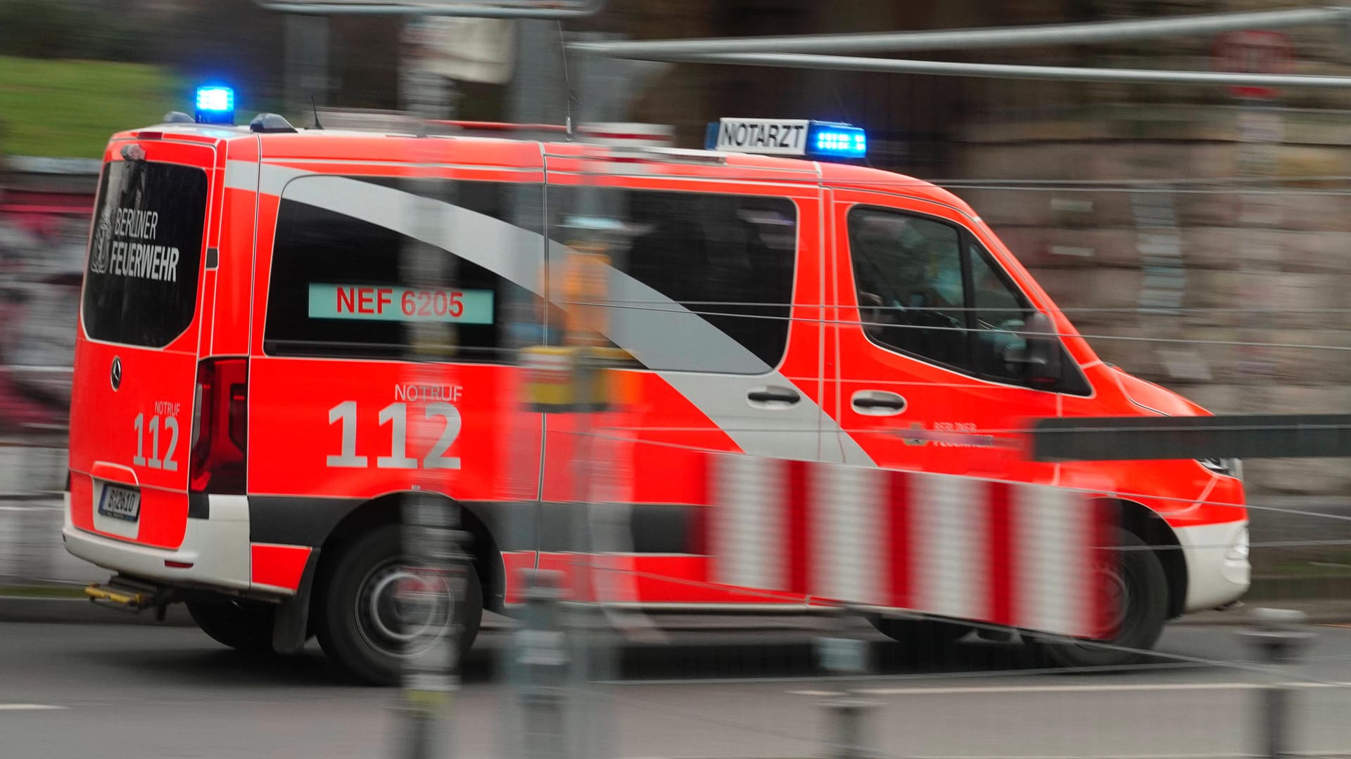 Ein Rettungswagen der Feuerwehr bei einer Einsatzfahrt mit Blaulicht (Symbolbild): Der Mann fuhr in Berlin-Köpenick beinahe in den Tod. Ein Rettungswagen der Feuerwehr bei einer Einsatzfahrt mit Blaulicht (Symbolbild): Der Mann fuhr in Berlin-Köpenick beinahe in den Tod.
