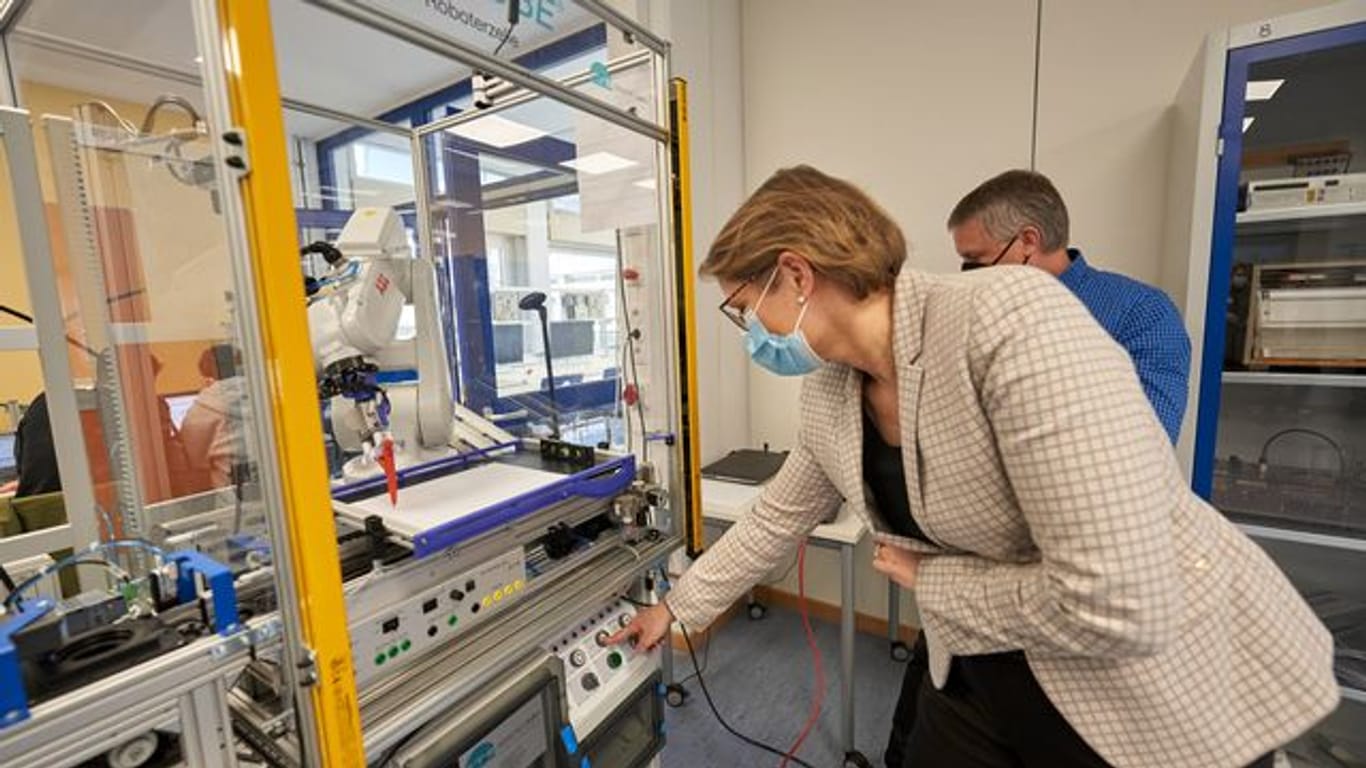 Stefanie Hubig, Bildungsministerin von Rheinland-Pfalz, bedient in der Carl Benz Schule den Roboter "Wilder Paul".