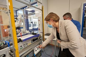 Stefanie Hubig, Bildungsministerin von Rheinland-Pfalz, bedient in der Carl Benz Schule den Roboter "Wilder Paul".