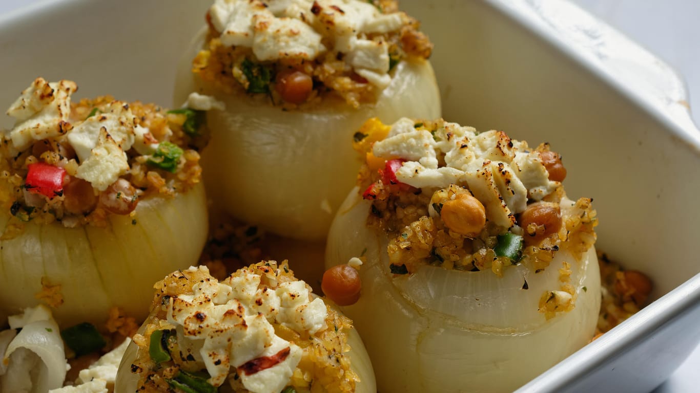 Gefüllte Zwiebel aus dem Ofen: Die Zwiebelröllchen lassen sich je nach Vorliebe füllen. Mit Feta-Käse überbacken, bekommen sie eine schön milde Würze.