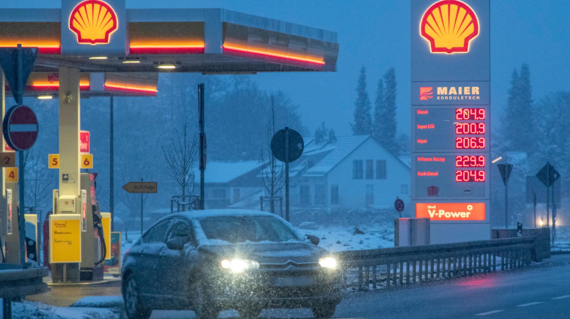 Ein Liter für mehr als 2 Euro: An den Tankstellen haben die Preise bereits stark angezogen. Ein Energieembargo könnte diese Entwicklung noch weiter verschärfen.