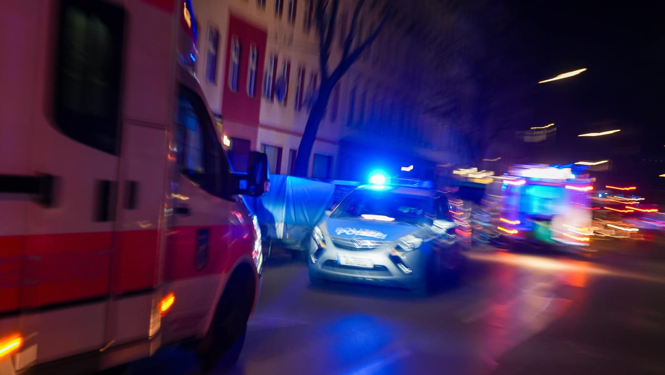 Abendlicher Einsatz von Polizei und Rettungswagen (Symbolbild): Laut Polizei waren sechs Männer in Streit geraten.