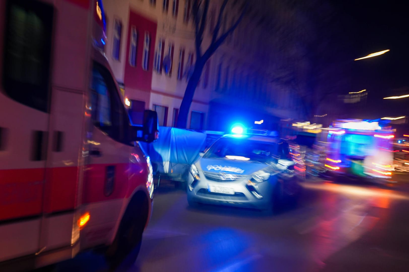 Abendlicher Einsatz von Polizei und Rettungswagen (Symbolbild): Laut Polizei waren sechs Männer in Streit geraten.