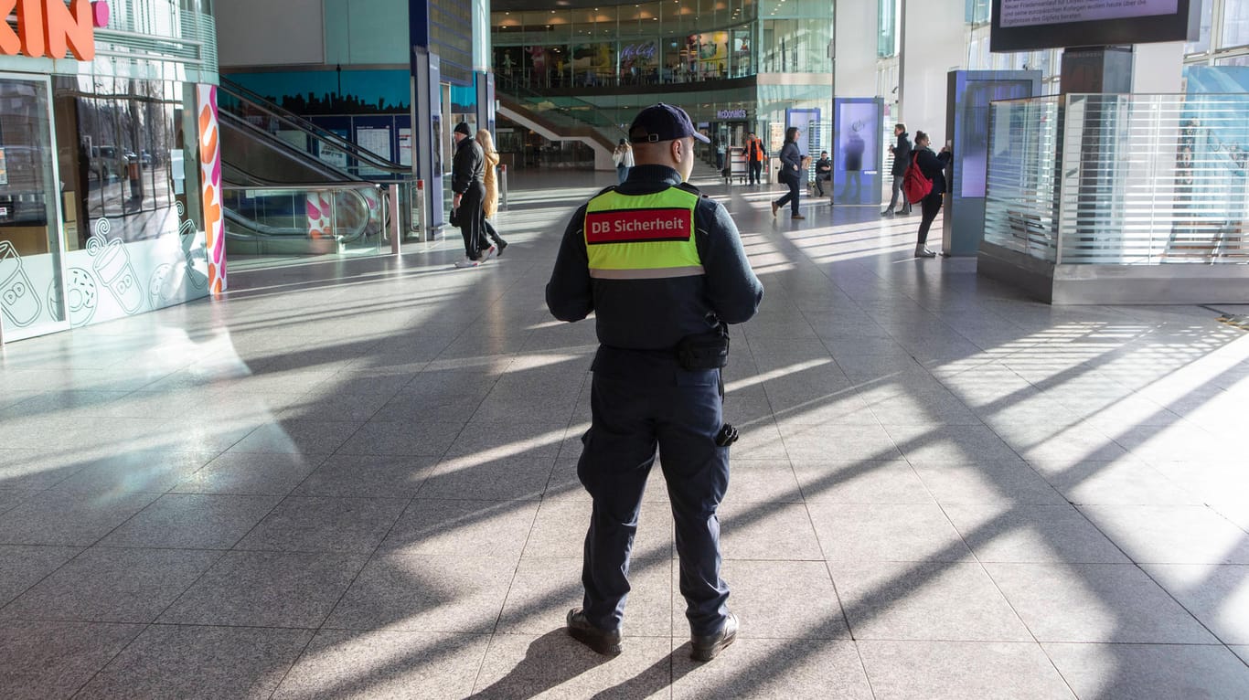 Ein DB-Mitarbeiter im Berliner Ostbahnhof (Archivbild): Der Angreifer ist bereits polizeibekannt.