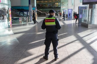 Ein DB-Mitarbeiter im Berliner Ostbahnhof (Archivbild): Der Angreifer ist bereits polizeibekannt.