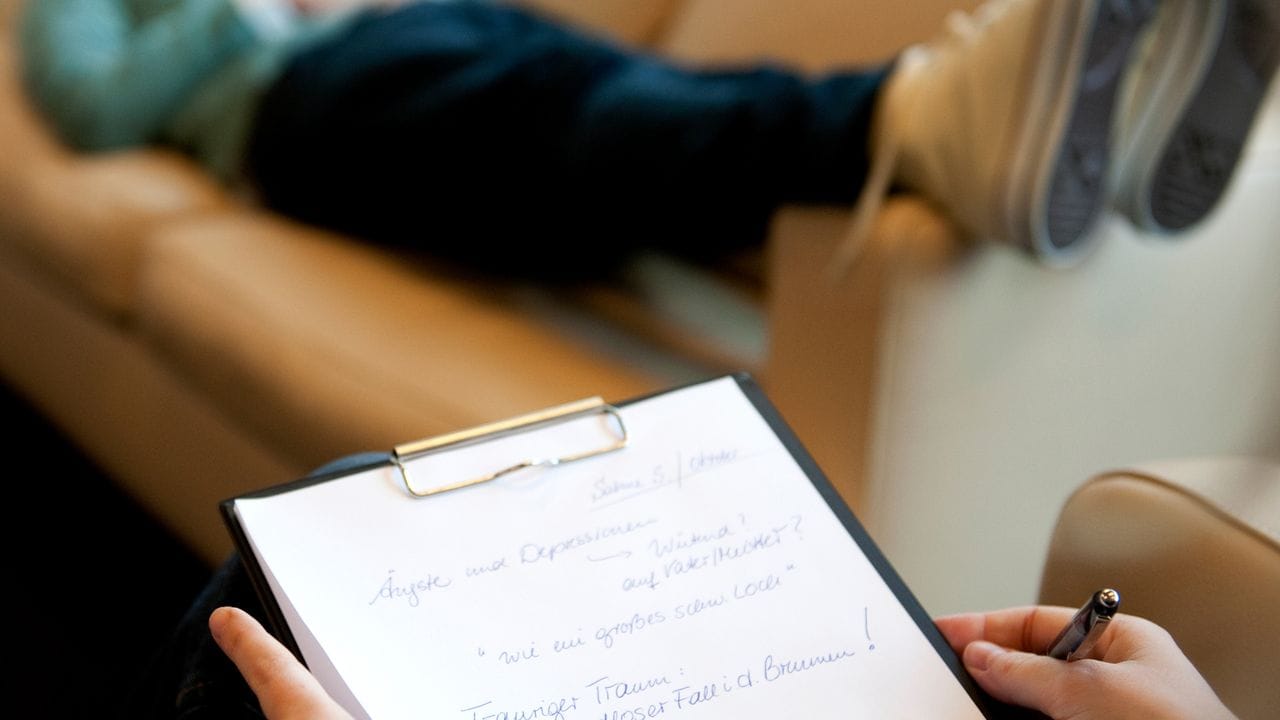 Der Bedarf für psychotherapeutische Behandlungen in Deutschland ist groß: Die Fachkräfte müssen allerdings eine vergleichsweise langwierige Ausbildung durchlaufen. Der Bedarf für psychotherapeutische Behandlungen in Deutschland ist groß: Die Fachkräfte müssen allerdings eine vergleichsweise langwierige Ausbildung durchlaufen.