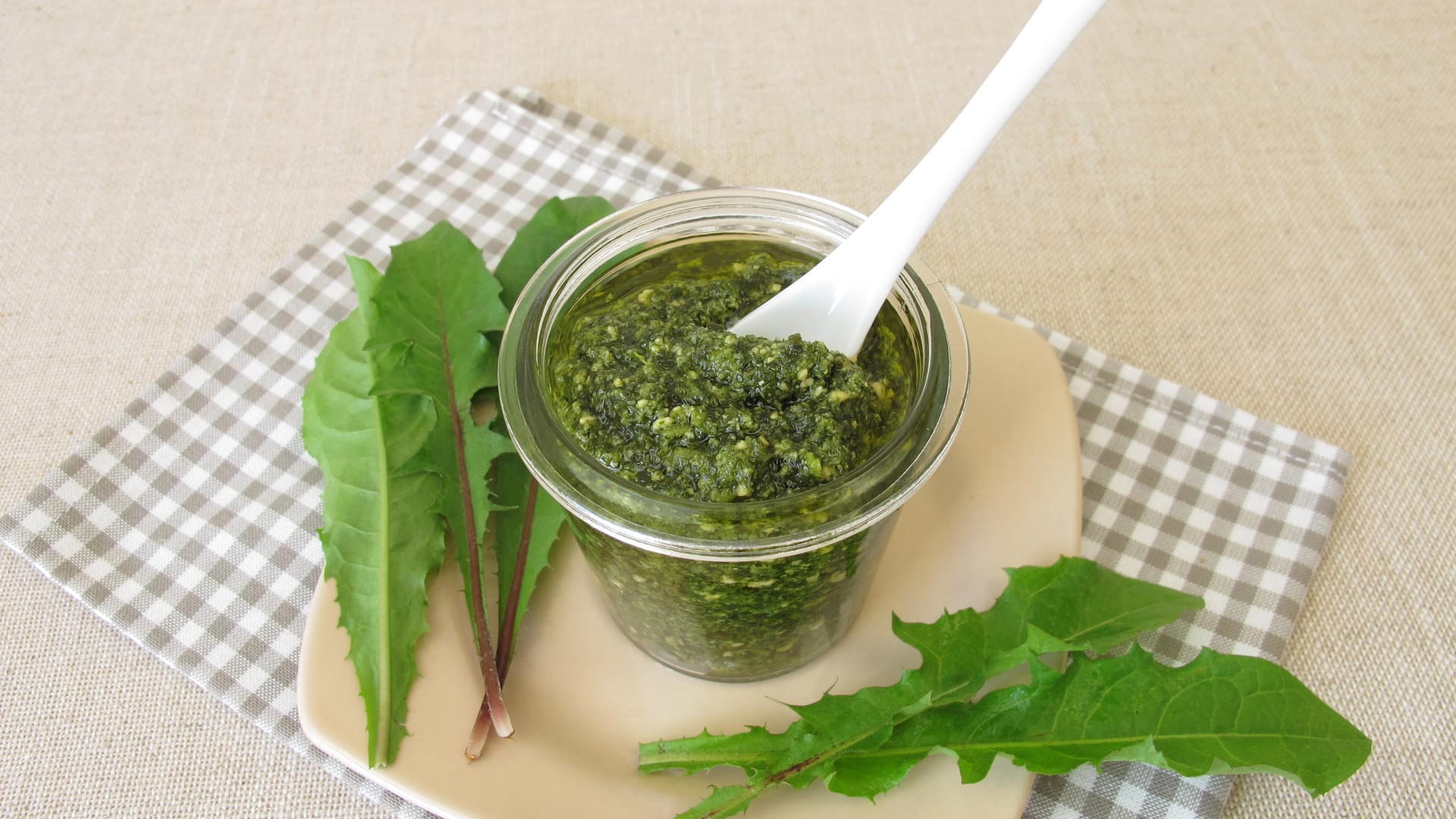 Delikatesse von der Wiese: Nicht nur Basilikum, auch Löwenzahn eignet sich wunderbar zur Zubereitung von Pesto.