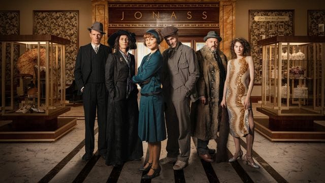 Arthur Grünberg (Alexander Scheer, l-r), Alice Grünberg (Nina Kunzendorf), Vicky Maler (Naemi Feitisch), Harry Grünberg (Ludwig Simon), Carl Goldmann (Samuel Finzi), Elsie Schön (Amy Benkenstein) in "Haus der Träume". Arthur Grünberg (Alexander Scheer, l-r), Alice Grünberg (Nina Kunzendorf), Vicky Maler (Naemi Feitisch), Harry Grünberg (Ludwig Simon), Carl Goldmann (Samuel Finzi), Elsie Schön (Amy Benkenstein) in "Haus der Träume".