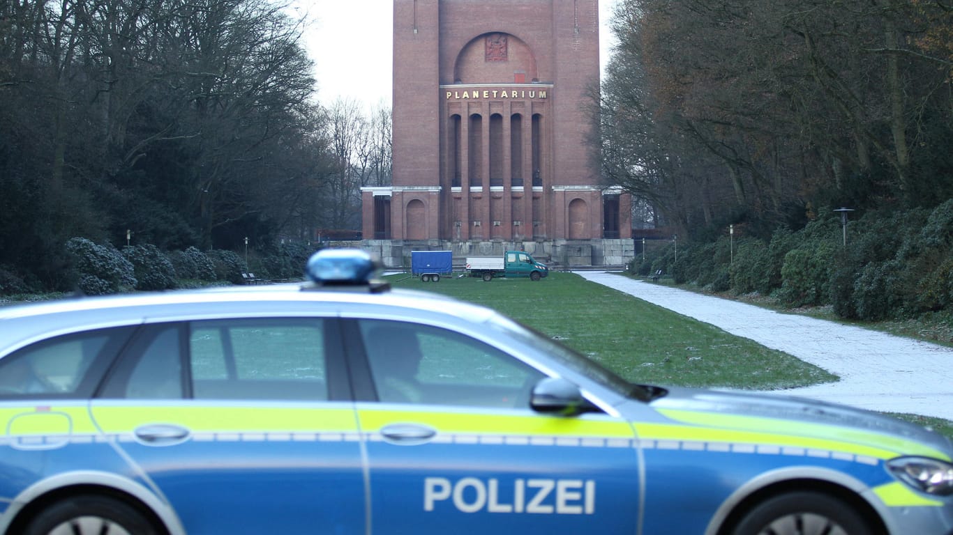 Ein Einsatzwagen der Polizei fährt durch den Hamburger Stadtpark (Archivbild): Die jungen Erwachsenen vergriffen sich hier mehrmals an einer Minderjährigen.
