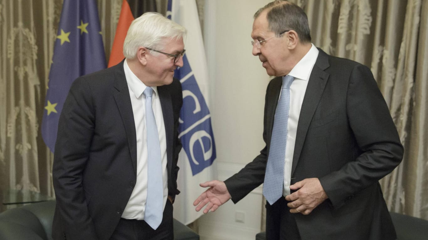Bundespräsident Frank-Walter Steinmeier pflegte als Außenminister ein freundschaftliches Verhältnis zu seinem russischen Amtskollegen Sergey Lawrow (hier bei einem Treffen am Rande des OSZE-Ministerrats im Dezember 2016 in Hamburg).