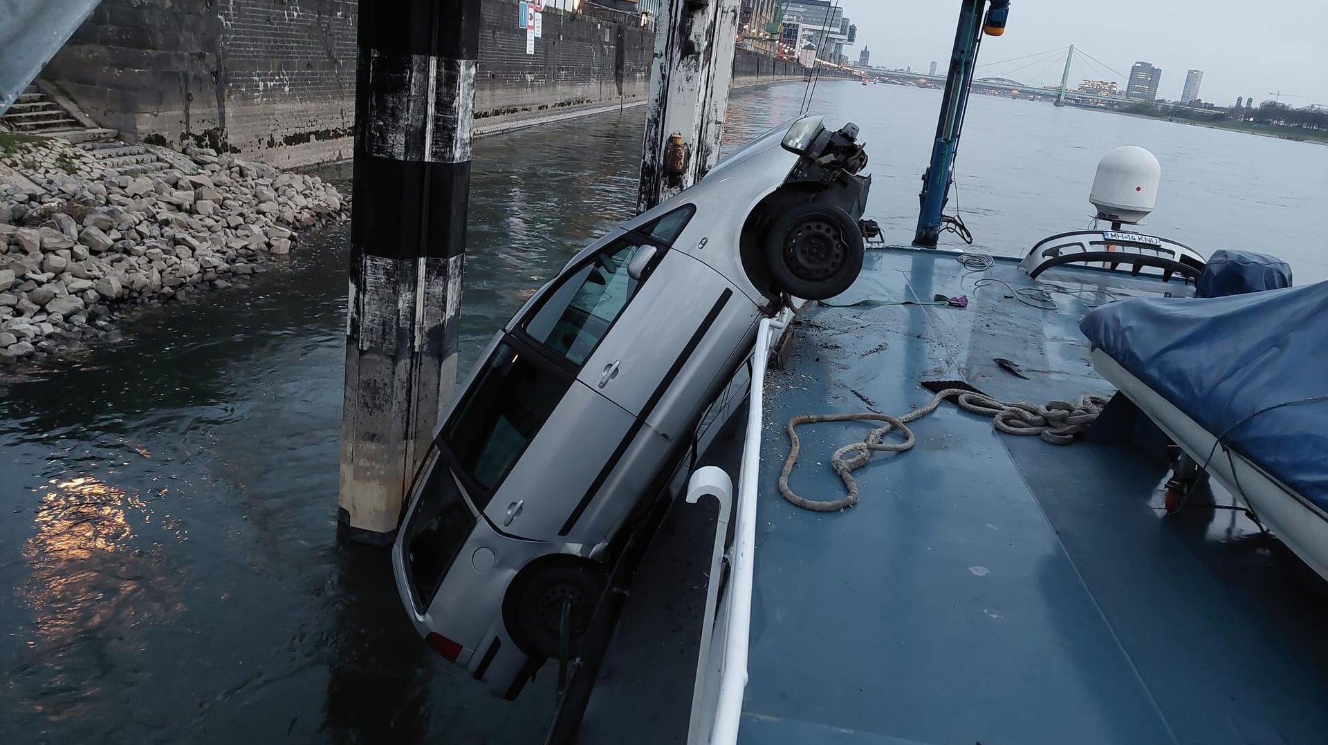 Ein Auto hängt mit seiner Vorderachse an der Reling eines Tankmotorschiffes: Der Kapitän habe mit dem bordeigenen Kran den Minivan an Land umsetzen wollen, als nach ersten Erkenntnissen der Polizei ein Seil nachgab. Ein Auto hängt mit seiner Vorderachse an der Reling eines Tankmotorschiffes: Der Kapitän habe mit dem bordeigenen Kran den Minivan an Land umsetzen wollen, als nach ersten Erkenntnissen der Polizei ein Seil nachgab.