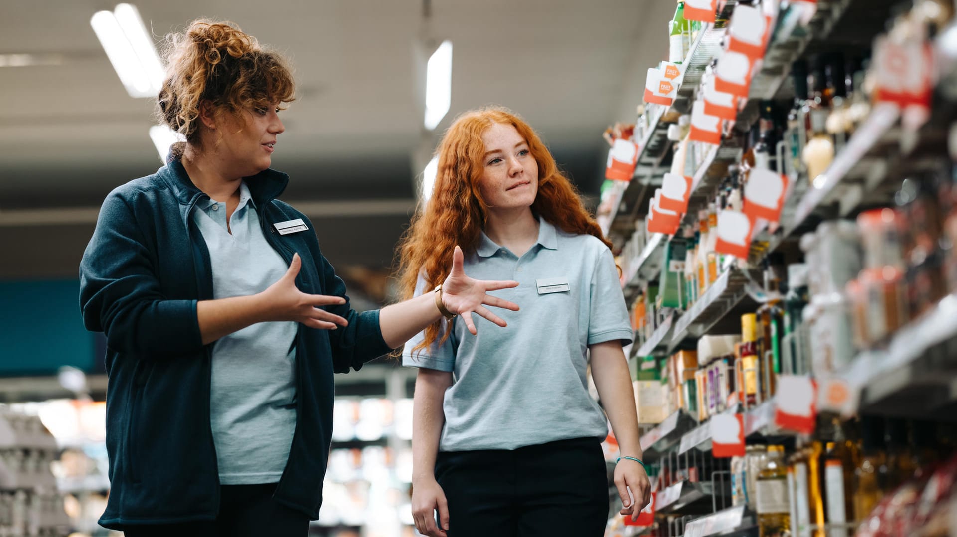 Eine junge Frau wird im Supermarkt eingearbeitet (Symbolbild): Ein Nebenjob während des Studiums ist nicht nur gut für die Finanzen.