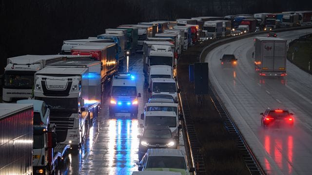 Einer kam durch: Dank vorbildlich gebildeter Rettungsgasse kann sich dieses Polizeiauto seinen Weg zum Einsatzort bahnen.