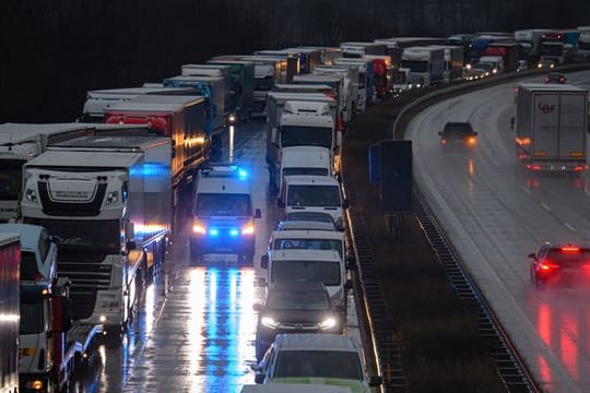 Einer kam durch: Dank vorbildlich gebildeter Rettungsgasse kann sich dieses Polizeiauto seinen Weg zum Einsatzort bahnen.