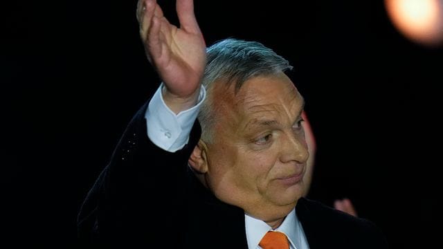 Ungarns Ministerpräsident Viktor Orban dankt jubelnden Anhängern während einer Wahlparty in Budapest. Ungarns Ministerpräsident Viktor Orban dankt jubelnden Anhängern während einer Wahlparty in Budapest.