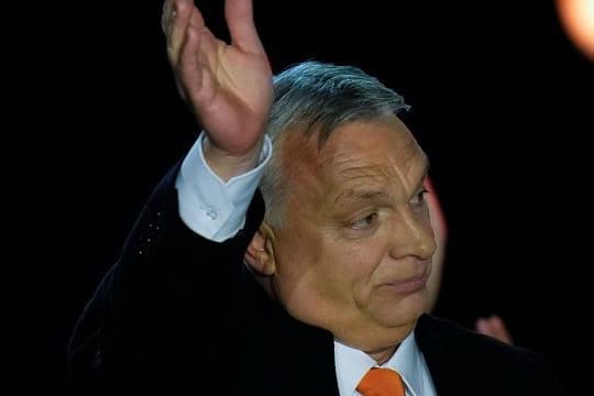 Ungarns Ministerpräsident Viktor Orban dankt jubelnden Anhängern während einer Wahlparty in Budapest.