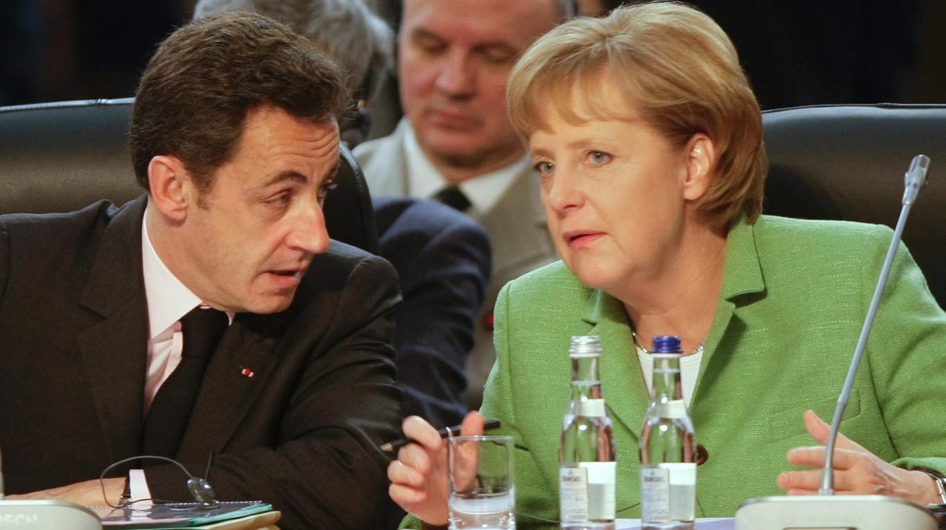Der französische Ex-Präsident Nicolas Sarkozy (l) und Altkanzlerin Angela Merkel beim Nato-Gipfel 2008 in Bukarest, Rumänien: Aus Rücksichtnahme auf Russland wurde eine Aufnahme der Ukraine in das Militärbündnis abgewiesen.