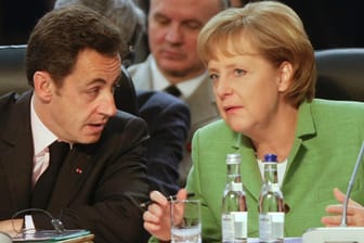 Der französische Ex-Präsident Nicolas Sarkozy (l) und Altkanzlerin Angela Merkel beim Nato-Gipfel 2008 in Bukarest, Rumänien: Aus Rücksichtnahme auf Russland wurde eine Aufnahme der Ukraine in das Militärbündnis abgewiesen.